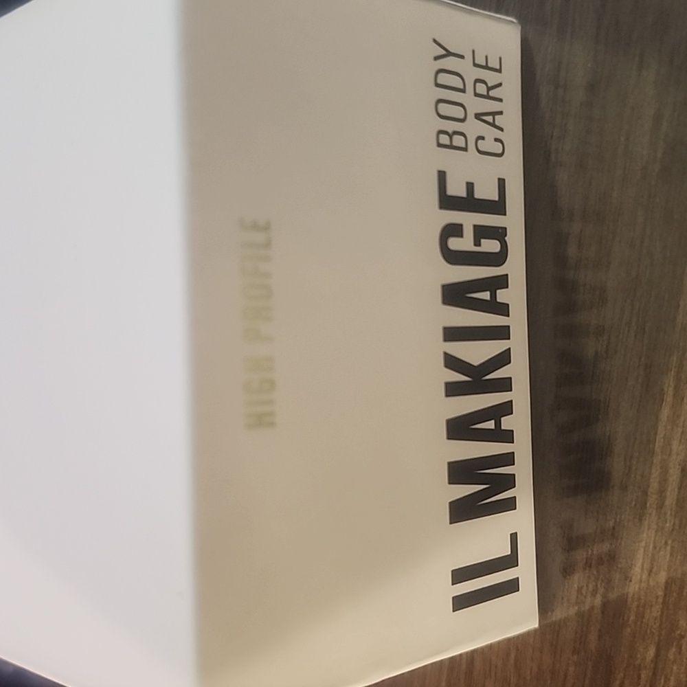 IL MAKIAGE Skincare and Body Care Set - White